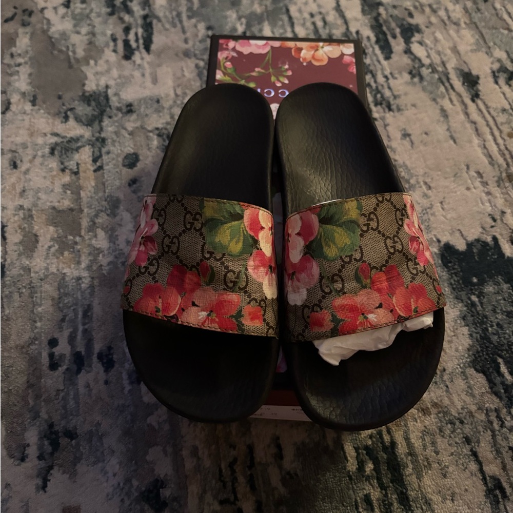 Gucci Bloom Floral Black Sandals size 9